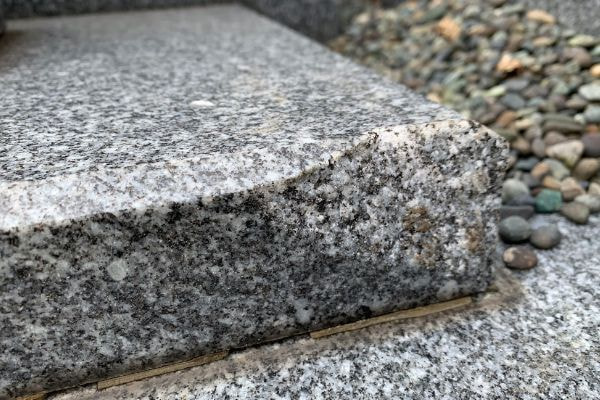 お墓（欠損）施工前