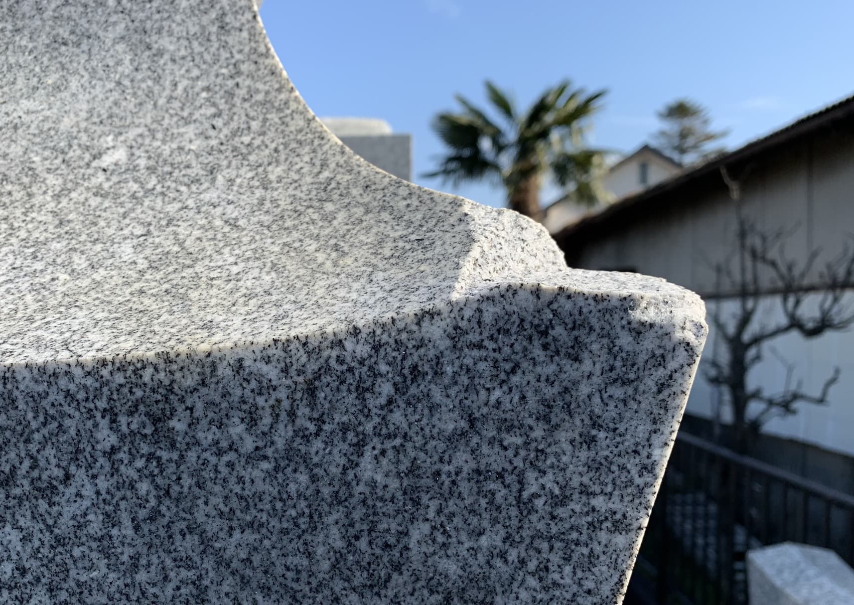 灯籠（白御影）欠損　施工前