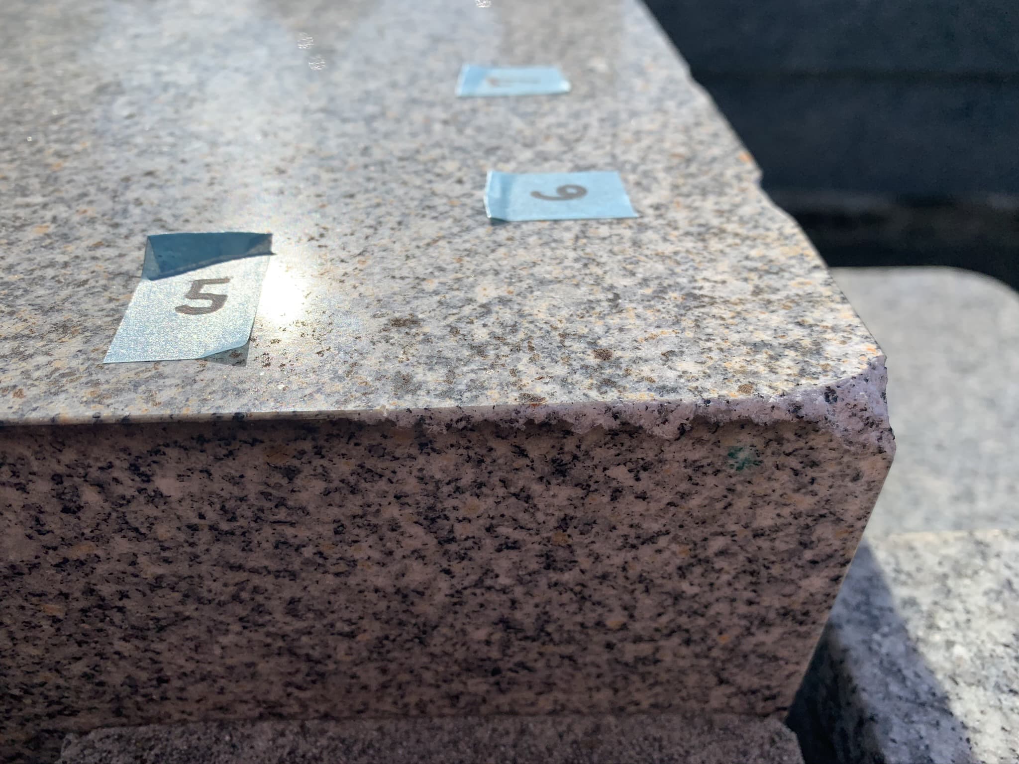 石塔（白御影）欠損　施工前