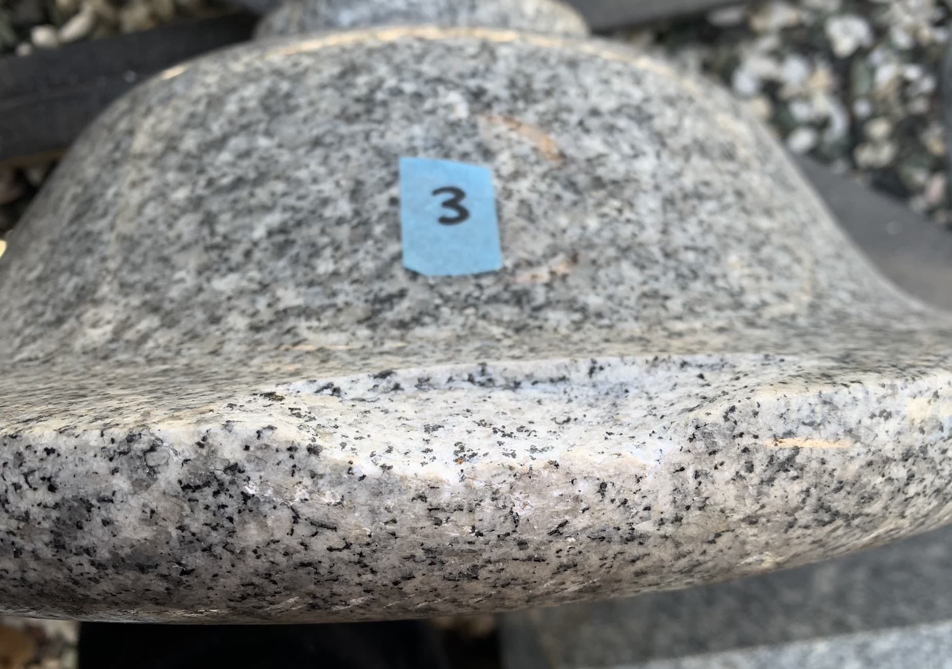 灯籠（白御影）欠損　施工前