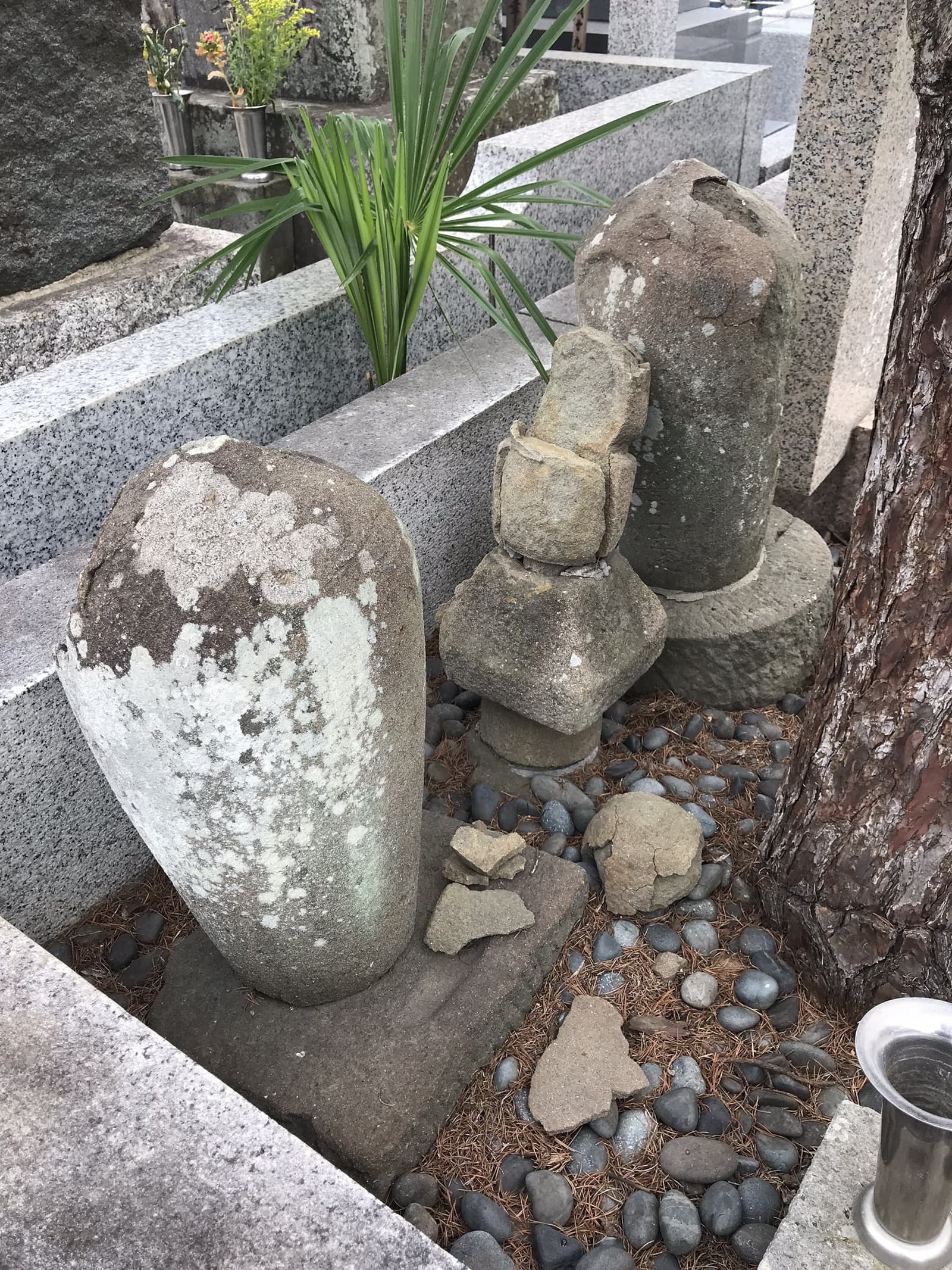 石塔（旧石）欠損　施工前