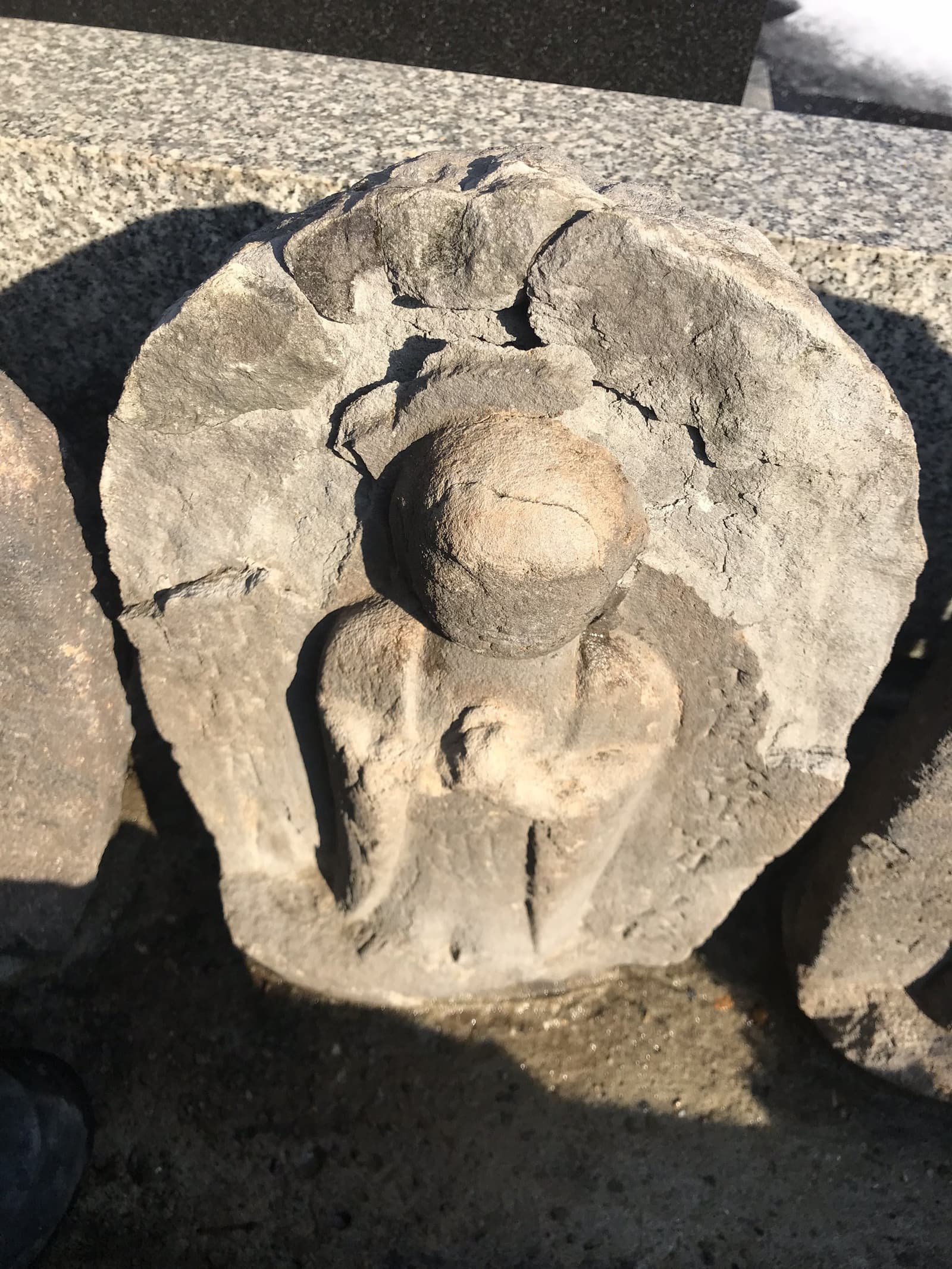 地蔵（旧石）欠損　施工前