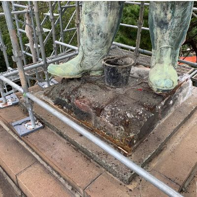 銅像、台座　施工前